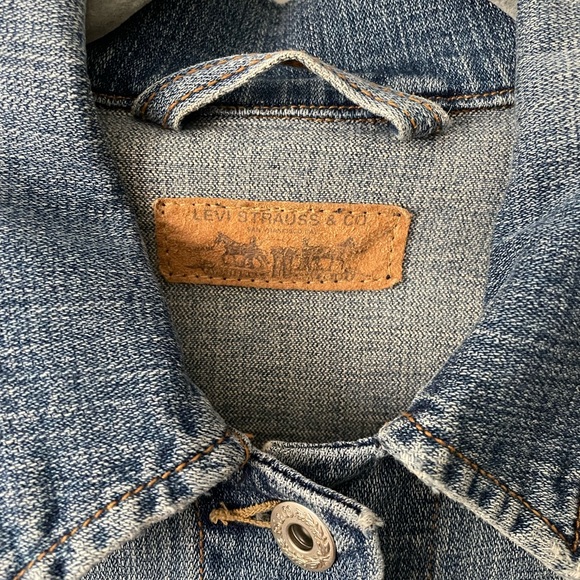 Levi Strauss & Co tailored fit jean jacket - Picture 2 of 3